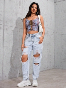 Jean femme taille haute à genoux déchirés avec une coupe droite et décontractée bleue