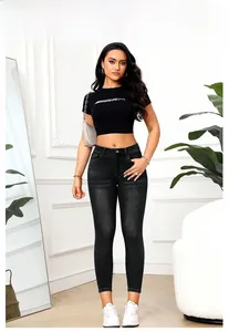 Gros plan sur un jean skinny noir taille haute avec un t-shirt court à motif