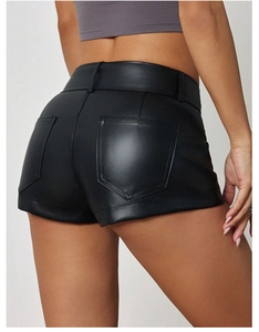 Vista posteriore di pantaloncini neri in ecopelle con tasche applicate e vestibilità aderente