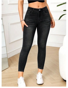 Détail du jean skinny noir taille haute montrant la texture denim et le délavage