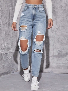 Jean taille haute bleu clair avec larges déchirures et détails en denim effiloché