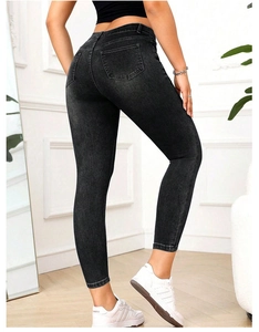 Vue détaillée d'un jean skinny noir taille haute sous un angle arrière latéral sur modèle
