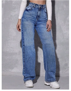 Détail d'un jean taille haute droit avec bouton métallique et fermeture éclair classique