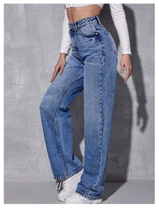 Gros plan d'un jean taille haute à jambes larges en délavage bleu vintage