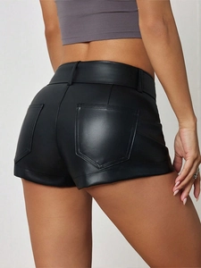 Pantaloncini alla moda in ecopelle nera a vita bassa da donna stile streetwear slim