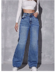 Détail d'un jean bleu taille haute avec délavage vintage et coupe jambe large