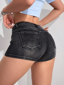 Vue arrière du short en jean noir délavé ajusté avec taille haute et poches arrière