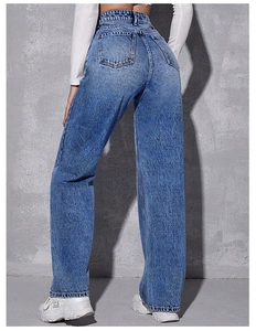 Vue arrière du jean bleu taille haute avec poches classiques et texture en denim délavé