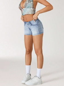 Tenue d'été pour femme avec haut licou imprimé animal et short en jean bleu délavé