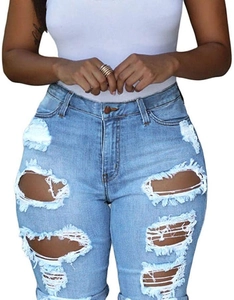 Detailansicht der hellblauen Jeans-Shorts mit Destroyed-Effekten und weißen Fransen-Quasten