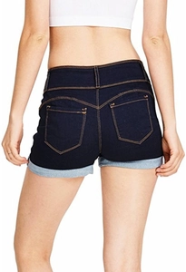 Vista posteriore dettagliata degli shorts in denim a vita alta con tasche e orli risvoltati