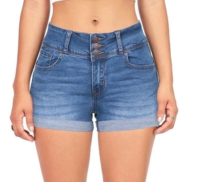 Dettaglio degli shorts in denim a vita alta con tre bottoni in rame e orlo con risvolto