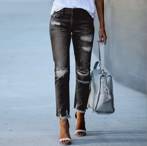 Détails de jeans déchirés avec ourlets effilochés et texture denim délavé vintage