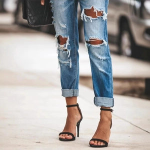 Jean slim bleu clair déchiré avec détails vieillis et trous effilochés de style urbain