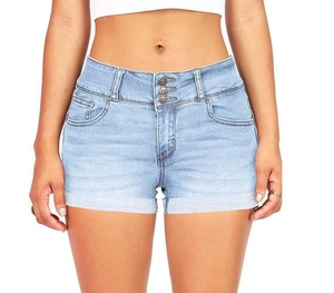Dettaglio degli shorts in denim azzurro a vita alta con triplo bottone e orlo con risvolto