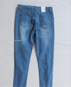 Dettaglio delle tasche posteriori e della trama denim usurata di questi jeans skinny