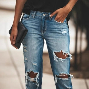 Jean slim bleu pour femme avec genoux déchirés et détails en denim effiloché