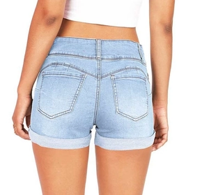 Dettaglio di pantaloncini di jeans celeste con tasche posteriori funzionali e risvolti