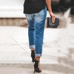Jean skinny bleu clair pour femme avec détails déchirés et ourlets retroussés style urbain