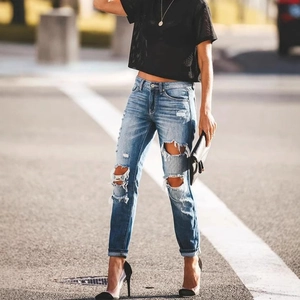 Jean skinny troué bleu clair pour femme avec détails usés et finitions effilochées