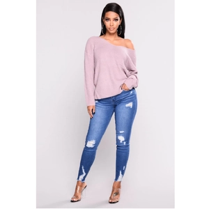 Maglione lavorato a maglia lilla e jeans skinny blu con strappi ed effetto invecchiato