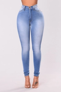 Detalle de vaqueros skinny de cintura alta azul claro con lavado desgastado y ajuste elástico