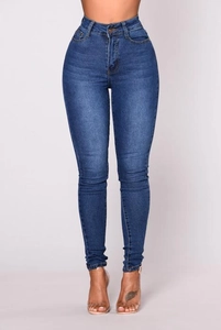 Dettaglio ravvicinato di jeans skinny a vita alta blu scuro con lavaggio sfumato e taglio slim