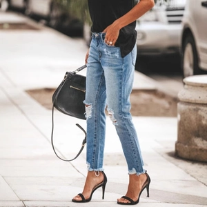 Jean droit bleu clair déchiré avec détails usés et ourlet brut pour un style urbain