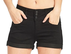 Dettaglio degli shorts neri in denim a vita alta con chiusura a tre bottoni e orli risvoltati
