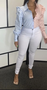 Ensemble mode femme avec chemise rayée patchwork à manches bouffantes et pantalon slim blanc