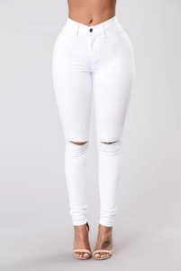 Gros plan sur un jean skinny blanc à taille haute pour femme avec genoux déchirés