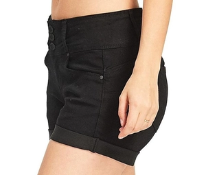 Vista laterale degli shorts in denim nero elasticizzato a vita alta con tre bottoni