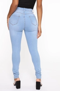Vista posteriore di jeans skinny azzurri a vita alta con tasche e vestibilità elastica