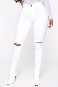 Détail d'un jean blanc taille haute avec genoux déchirés et ourlets effilochés