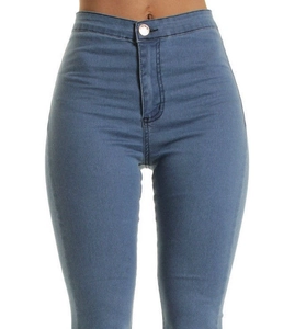 Détail frontal du jean slim taille haute pour femme avec fermeture à bouton unique