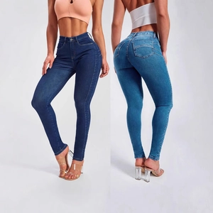 Détail d'un jean skinny taille haute montrant les poches arrière et l'effet galbant
