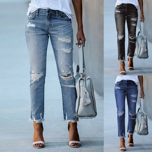 Détail de jean déchiré pour femme avec ourlet brut et texture denim en trois couleurs