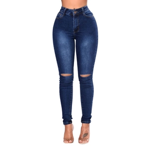 Détail du jean skinny bleu foncé taille haute avec des déchirures aux genoux pour femme