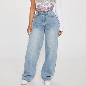 Jean femme taille haute bleu clair à coupe droite et large avec texture délavée
