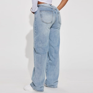 Jeans femme bleu clair à taille haute, jambe large et coupe droite décontractée