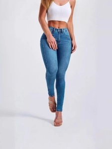 Jean skinny taille haute pour femme en denim stretch bleu foncé montrant une coupe ajustée