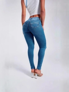 Jean skinny bleu extensible à taille haute pour femme avec effet galbant et poches arrière