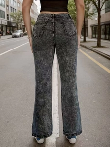 Klassische dunkelgraue Schlagjeans für Damen mit Acid-Wash und Rückentaschen im Streetstyle