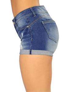 Détail du mini short en jean avec revers et effet délavé sur une coupe taille haute