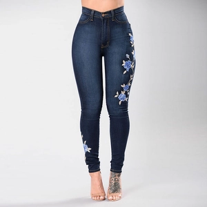 Jean skinny bleu foncé à taille haute avec broderie florale élégante sur le côté de la jambe