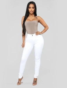 Detailansicht der weißen Skinny-Jeans mit hoher Taille und elastischem Slim-Fit-Design