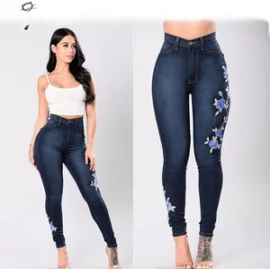 Détail de la broderie florale bleue sur la couture latérale du jean skinny taille haute