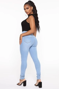 Schlankmachende hellblaue Stretch-Jeans mit hoher Taille und schmeichelhafter Seitenansicht