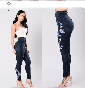Détail de la broderie florale de rose bleue sur un jean slim taille haute pour femme