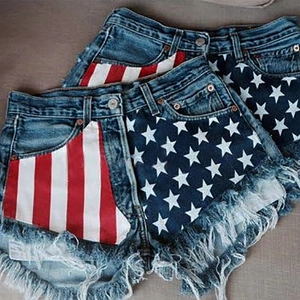 Short en jean déchiré avec imprimé drapeau et franges effilochées pour femme